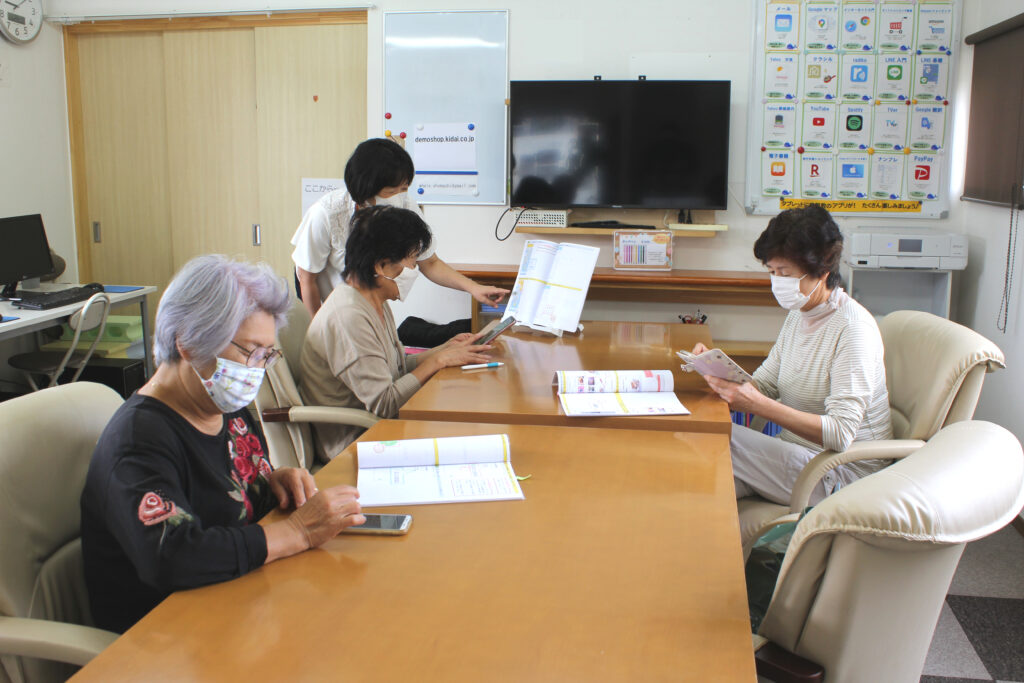 スマホ講座の個別レッスン風景